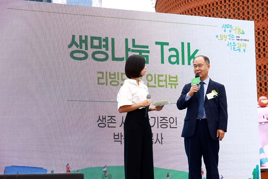 ▲(왼쪽부터) 홍보돼사 성우 김보민 씨 사회로 생존 시 신장기증인 박동원 목사가 소감을 전하고 있다. ⓒ운동본부