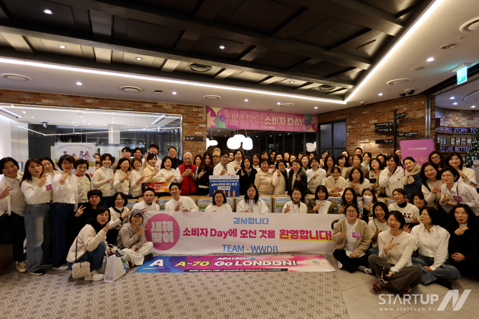 한국암웨이미래재단과 암웨이 리더들, 나눔비타민 김하연 대표가 결식우려아동을 위한 식사 나눔 및 물품 전달식을 진행하고 있다.